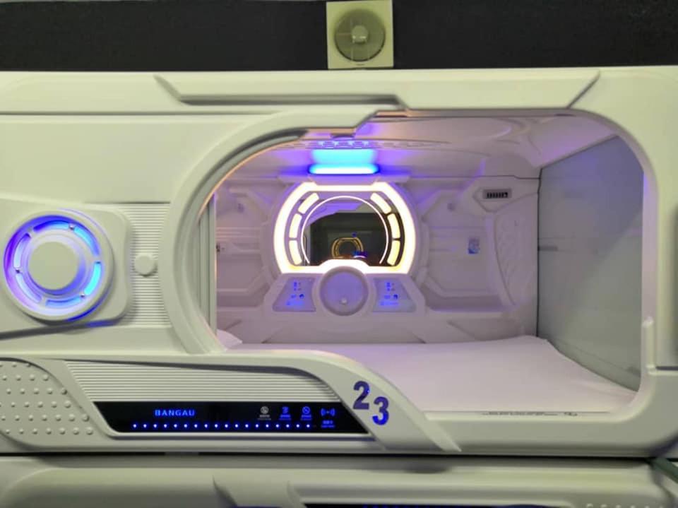 Bangau - Short Term Rest Area Capsule Hotel سيبانغ المظهر الخارجي الصورة